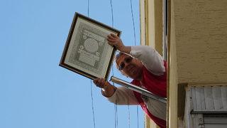 Pencereden alevlere doğru tutup dua etti! Her şeyi itfaiyeye bırakmamak lazım