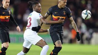 Galatasaray taraftarı penaltı kaçınca o ismi andı! Onu özleyeceğim hiç aklıma gelmezdi