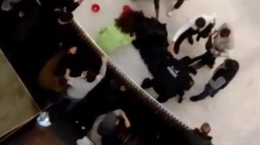 İstanbul'da AVM'de korkunç olay! 3. kattan atladı, buz pistine düştü