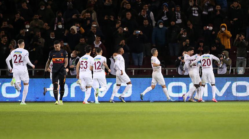 Galatasaray için tehlike çanları çalıyor! Hatay tribünlerinden yapılan tezahürat sarı-kırmızılıları çıldırttı
