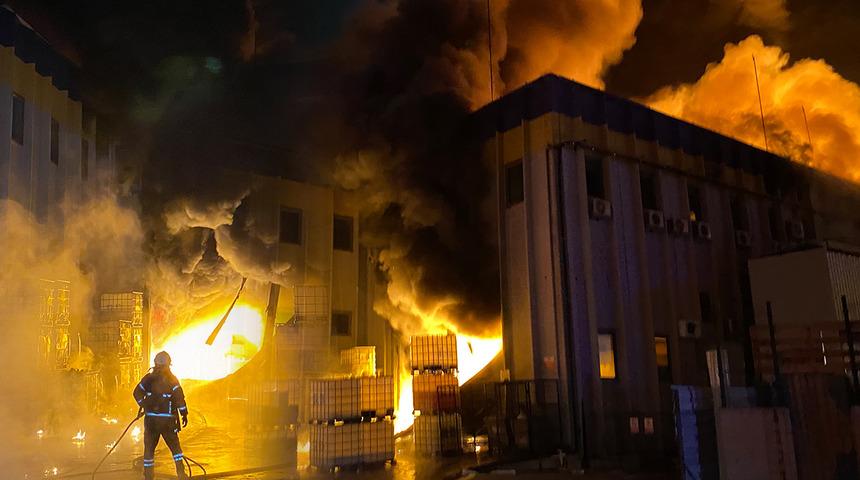 Bursa'da kimya fabrikasında yangın! Patlamalar yaşandı, Vali Canbolat'tan açıklama