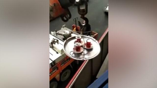 Bayampaşa'da ilginç anlar! İşçilere vinçle çay ikram etti