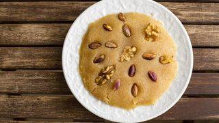 Helvayı bir de böyle deneyin: Tam kıvamında cevizli irmik helvası