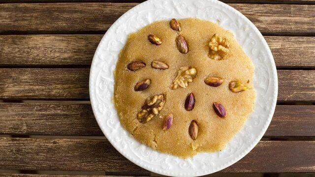 Helvayı bir de böyle deneyin: Tam kıvamında cevizli irmik helvası