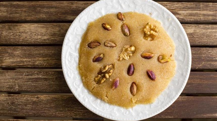Helvayı bir de b&ouml;yle deneyin: Tam kıvamında cevizli irmik helvası