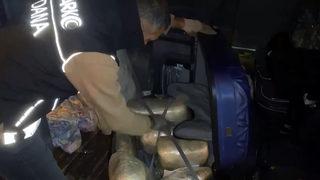 Akıllara durgunluk veren olay! Valizinden 14 kilo esrar çıktı, 'Haberim yok' dedi