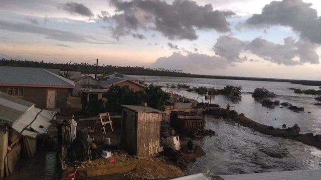 Tsunaminin Tonga kıyılarına ulaştığını gösteren görüntüler sosyal medyada paylaşıldı