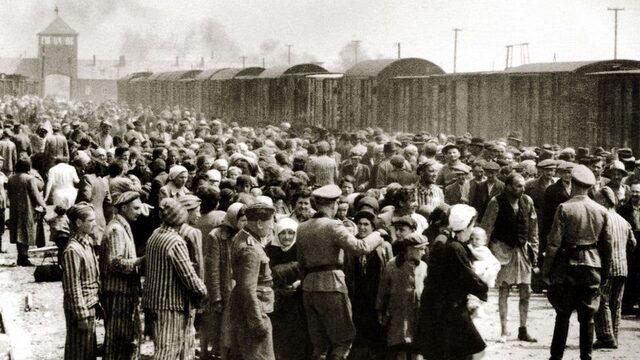 Anne Frank, Ağustos 1944'te ailesiyle birlikte Auschwitz-Birkenau toplama kampına gönderildi.