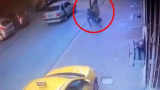 Esenyurt'ta yolda yürüyen genç kadına kapkaç şoku! O anlar saniye saniye kamerada