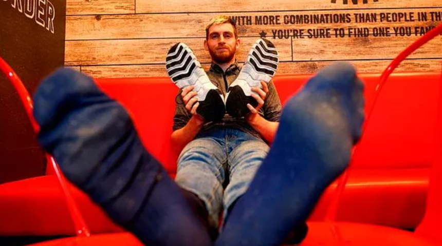 Dünyanın en büyük ayaklı adamı sonunda isyan etti! “Fetişistler peşimi bırakmıyor”