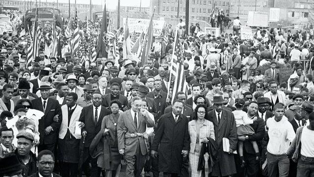 Dr. Martin Luther King Jr (ortada) Selma'dan Montgomery'ye yürüyüşün son etabında 10 binden fazla kişiye önderlik etmişti.