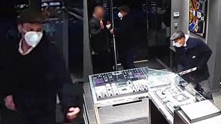 Akıllara durgunluk veren saat hırsızlığı! Ellerinde balyozlarla geldiler