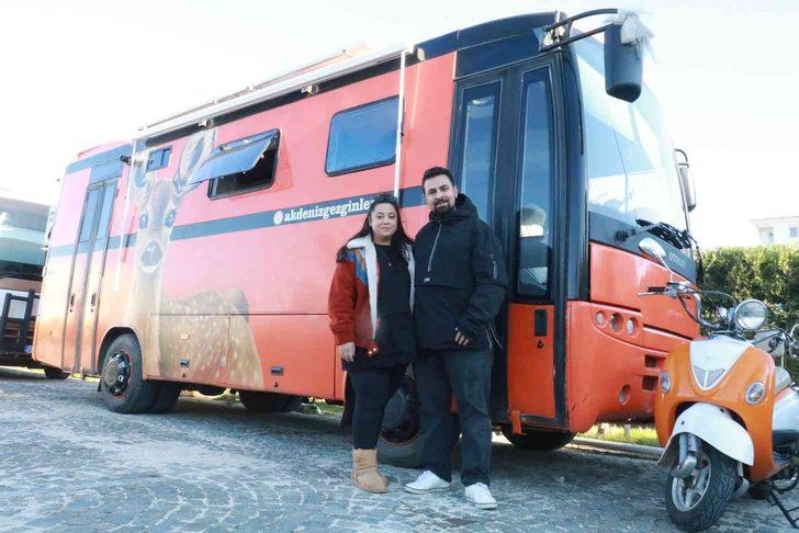 Hurda otobüsü karavana çevirdiler! Düğün arabası olarak kullandıkları karavana “yeni gelin” adını verdiler G4