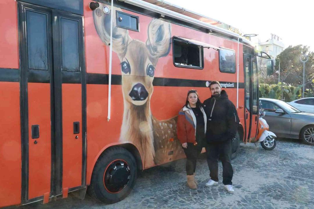 Hurda otob&uuml;s&uuml; karavana &ccedil;evirdiler! D&uuml;ğ&uuml;n arabası olarak kullandıkları karavana &ldquo;yeni gelin&rdquo; adını verdiler