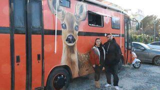 Hurda otobüsü karavana çevirdiler! Düğün arabası olarak kullandıkları karavana “yeni gelin” adını verdiler