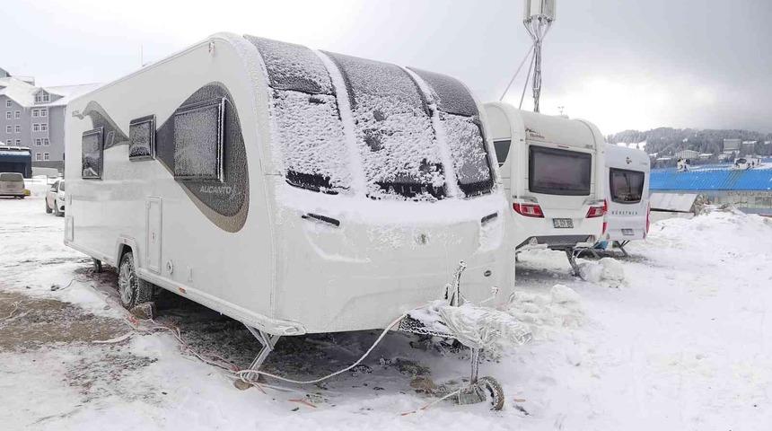 Uludağ’da karavan tatili! Otellerin tek gecelik fiyatına aylarca konaklıyorlar