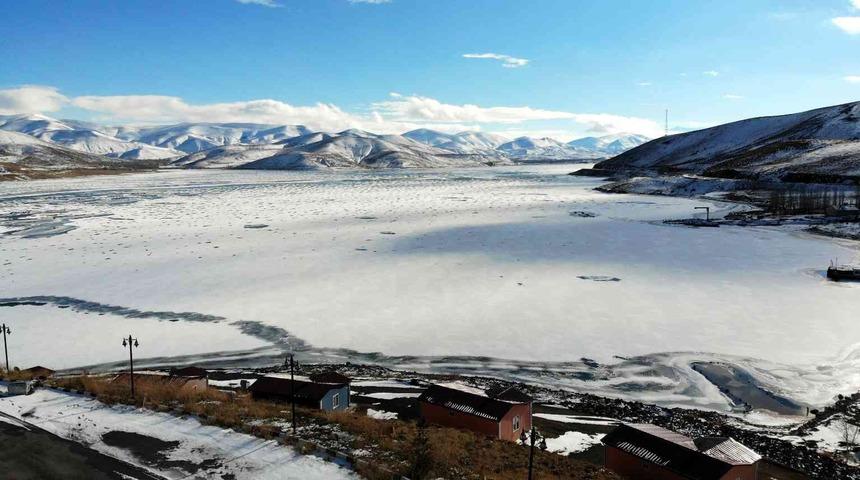 Donan baraj gölünün manzarası büyüledi! Ortaya kartpostallık görüntüler çıktı