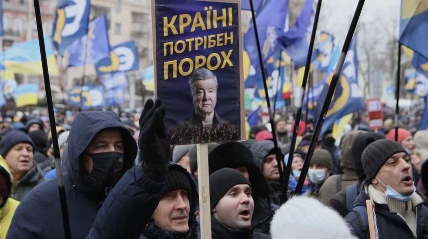 Eski Ukrayna lideri Poroşenko, 'vatana ihanet' ile yargılandığı dava i&ccedil;in Kiev'e d&ouml;nd&uuml;