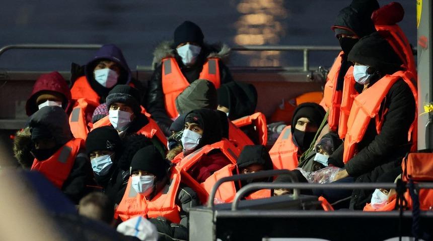 İngiltere Manş Denizi'nde g&ouml;&ccedil;menleri durdurmak i&ccedil;in orduyu g&ouml;revlendirmeye hazırlanıyor