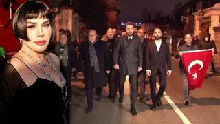 Sezen Aksu'nun evinin önünde Milli Beka Hareketi üyelerinden protesto eylemi