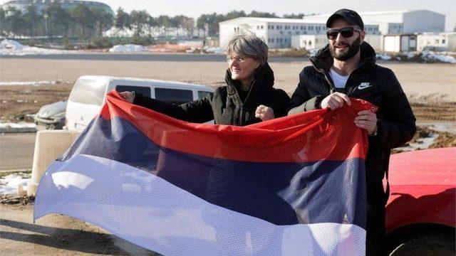 Djokovic hayranları destek için Belgrad Havaalanı'na geldi.