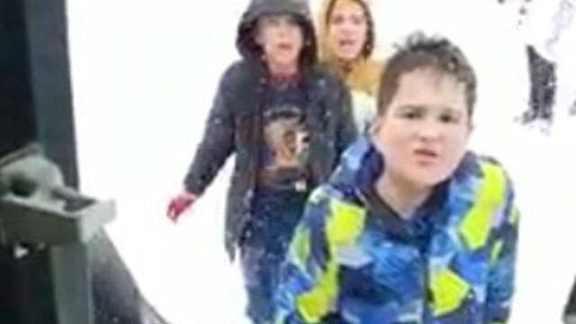 Karda eğlenen çocukların kepçe operatöründen isteği gülümsetti: Burayı temizlemesen olmaz mı?