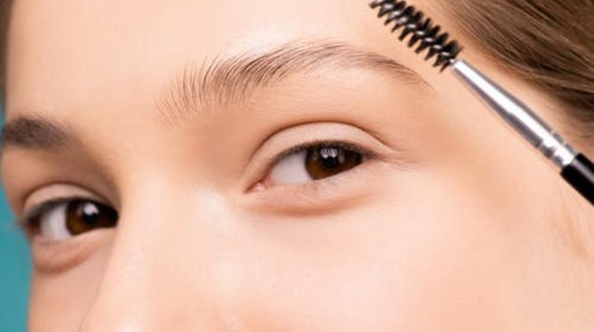 Kaş ve kirpik dökülmenize son verecek mucizevi yöntemler!