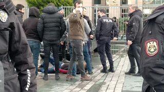 Son Dakika: Çağlayan'da adliye önünde polise bıçaklı saldırı! Vurularak yakalandı