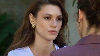 Camdaki Kız'ın Melisa'sı Yüsra Geyik'ten sarmaş dolaş poz! Dekoltesi dikkat çekti