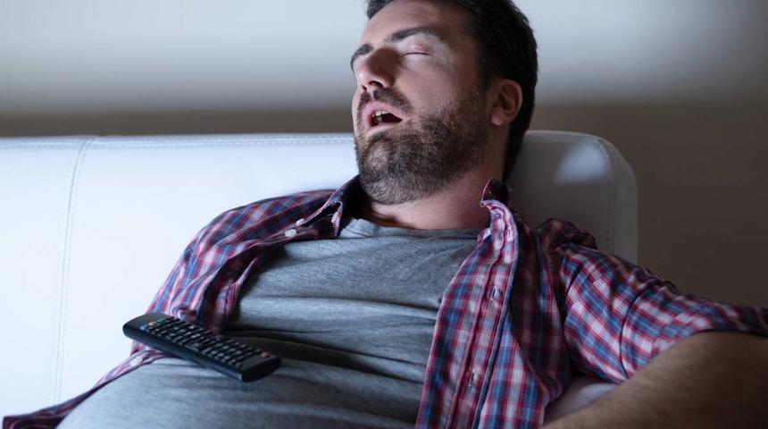 Televizyon karşısında uyuyanlara kötü haber! Aslında uyumuyorsunuz