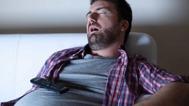 Televizyon karşısında uyuyanlara kötü haber! Aslında uyumuyorsunuz