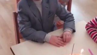 İzleyenlerin gözleri doldu! Annesinin doğum günü sürprizi yaptığı çocuğun videosu sosyal medyada popüler oldu