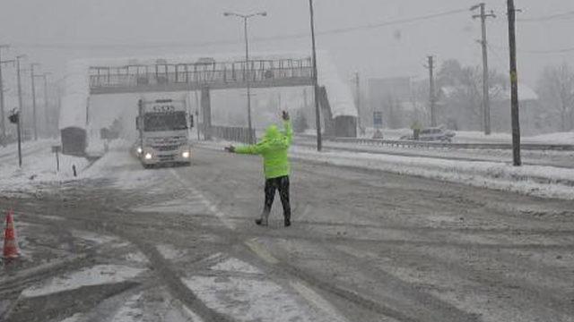 Son dakika: İstanbul'un yanı başında yoğun kar yağışı! Geçişlere izin verilmiyor