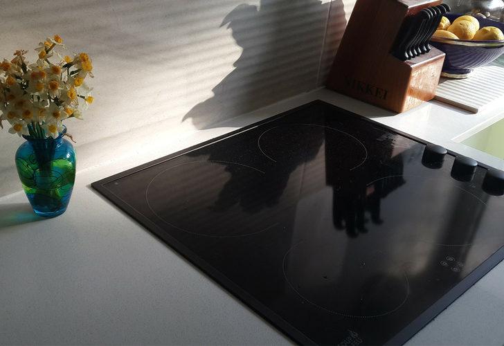 Ocakların temizliğini gözünde büyütenler için: Elektrikli cam ocakları temizlemenin pratik tüyoları...