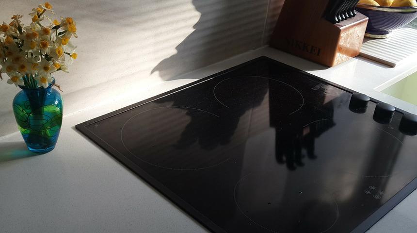 Ocakların temizliğini g&ouml;z&uuml;nde b&uuml;y&uuml;tenler i&ccedil;in: Elektrikli cam ocakları temizlemenin pratik t&uuml;yoları...