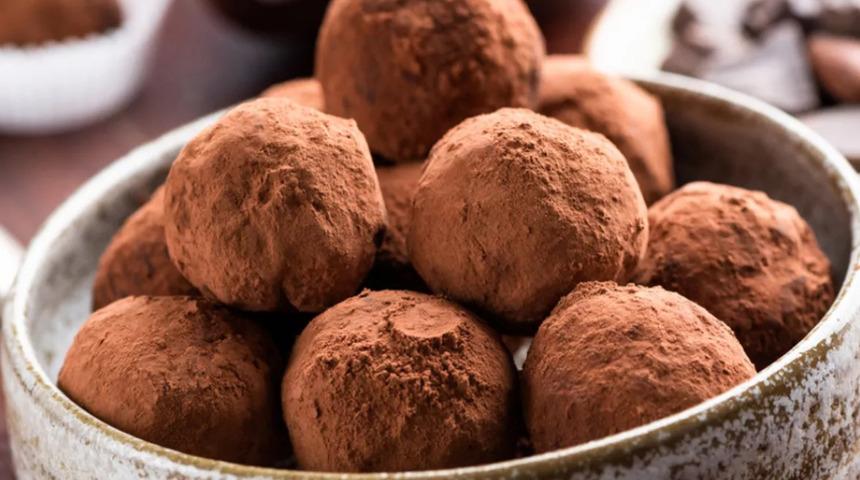 Lezzetiyle damakları şenlendiren 2 malzemeli çikolatalı truffle tarifi