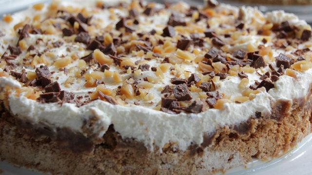 Kat kat krem şantili ve fıstıklı: Snickers pasta tarifi