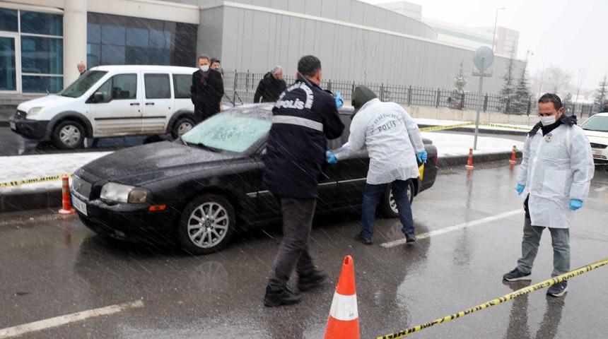 Adliye çıkışı silahlı saldırı! Eşini taciz eden kişiyi otomobilinde vurdu