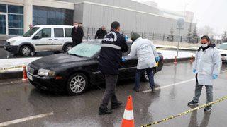 Adliye çıkışı silahlı saldırı! Eşini taciz eden kişiyi otomobilinde vurdu