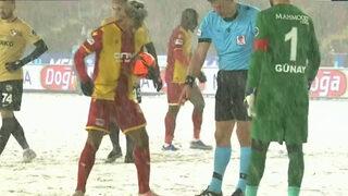 SON DAKİKA: Gaziantep FK - Yeni Malatyaspor maçına damga vuran penaltı anı! Karim Hafez karları temizledi, Furkan Soyalp yerini doldurdu!