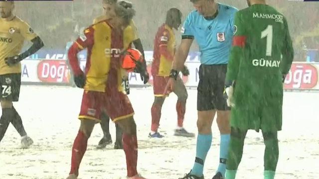 SON DAKİKA: Gaziantep FK - Yeni Malatyaspor maçına damga vuran penaltı anı! Karim Hafez karları temizledi, Furkan Soyalp yerini doldurdu!