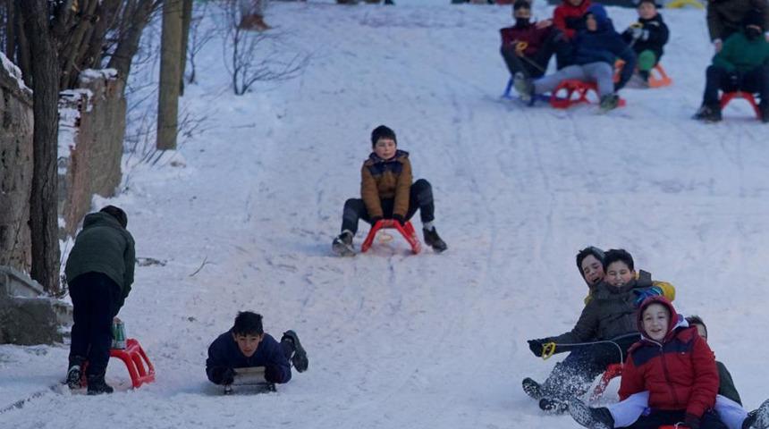 Son dakika: Kar yağışı Türkiye'yi etkisi altına aldı! İşte 19 Ocak Çarşamba günü kar yağışı nedeniyle eğitime ara verilen iller