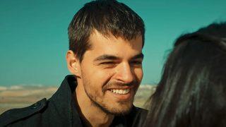 Ayrıldıkları iddia edilen Berk Atan ve Selin Yağcıoğlu çiftinden düşman çatlatan poz! Sevgilisini öpücüklere boğdu