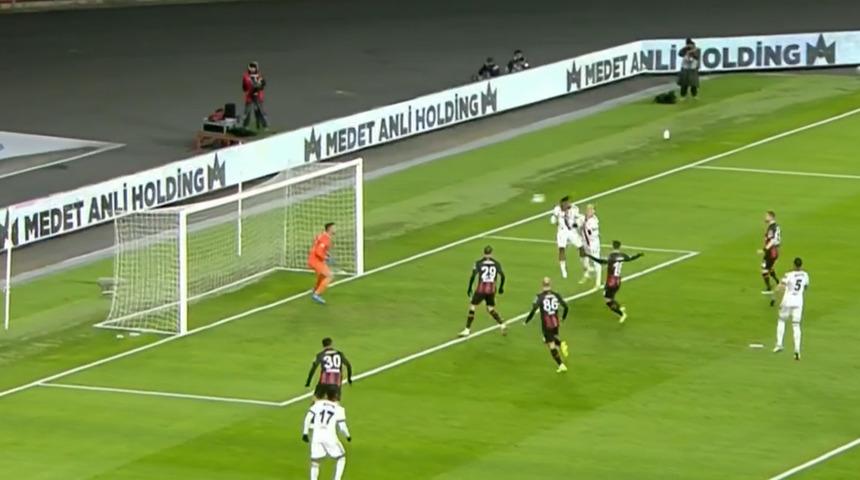 Son dakika: Beşiktaş'ta Batshuayi sabırları tüketti! Kaçırdığı pozisyona tepki yağıyor