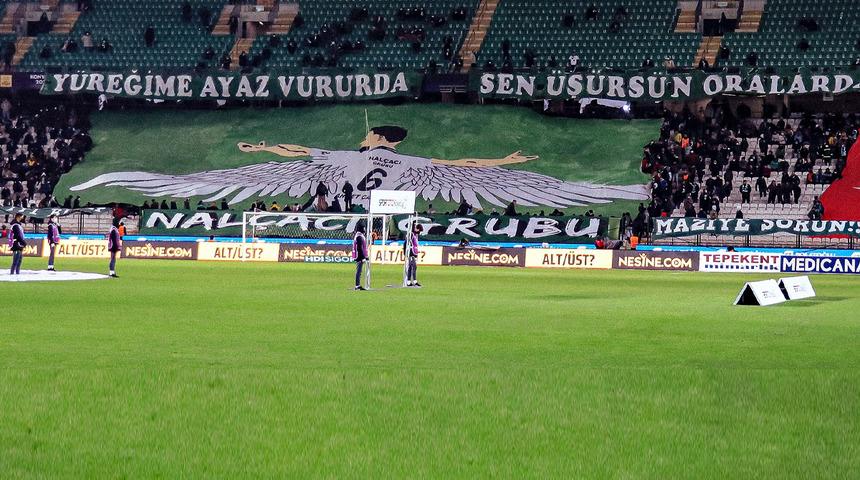 Konyaspor taraftarı herkesi ağlattı! Ahmet Çalık için açılan pankartı gören gözyaşlarını tutamadı...