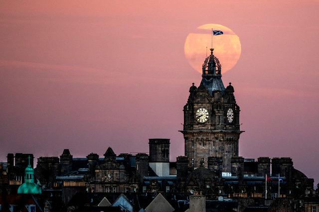 Edinburgh'da Balmoral Oteli Saat Kulesi arkasından ay batışı