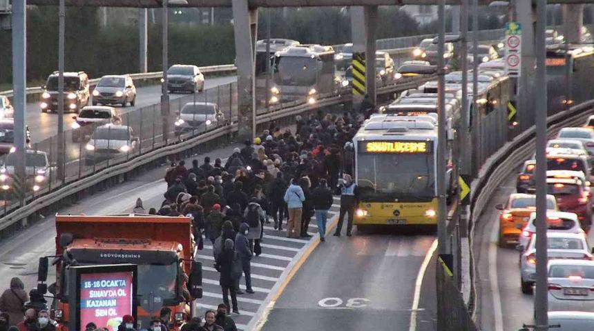 İstanbul'da metrobüs arızası! Yolcular güzergahta yürümek zorunda kaldı