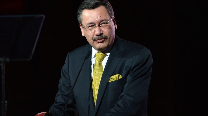 Cumhurbaşkanı Erdoğan Yenikapı mitinginde konuşurken Melih Gökçek'ten dikkat çeken mesaj