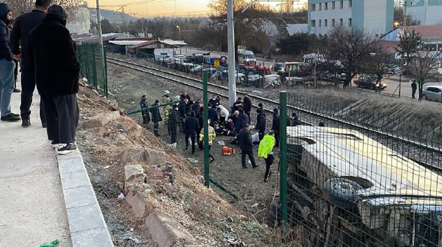 Son dakika | Kırıkkale'de servis midibüsü kaza yaptı! Çok sayıda işçi yaralı