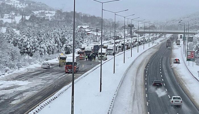 Son dakika: TEM'de esaret devam ediyor! Bolu'da meydana gelen kaza nedeniyle trafik tamamen durdu